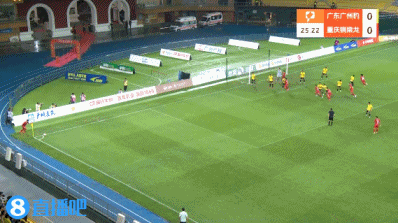 铜梁龙1-0领先广州豹！张志雄造乌龙，激动拿广州队护腿板庆祝