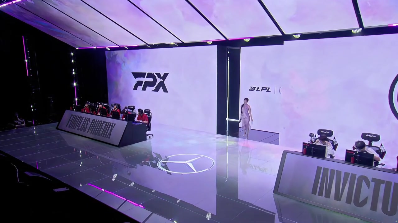紫色确实很有韵味😍LPL上海现场女主持人余霜：一身紧身旗袍~